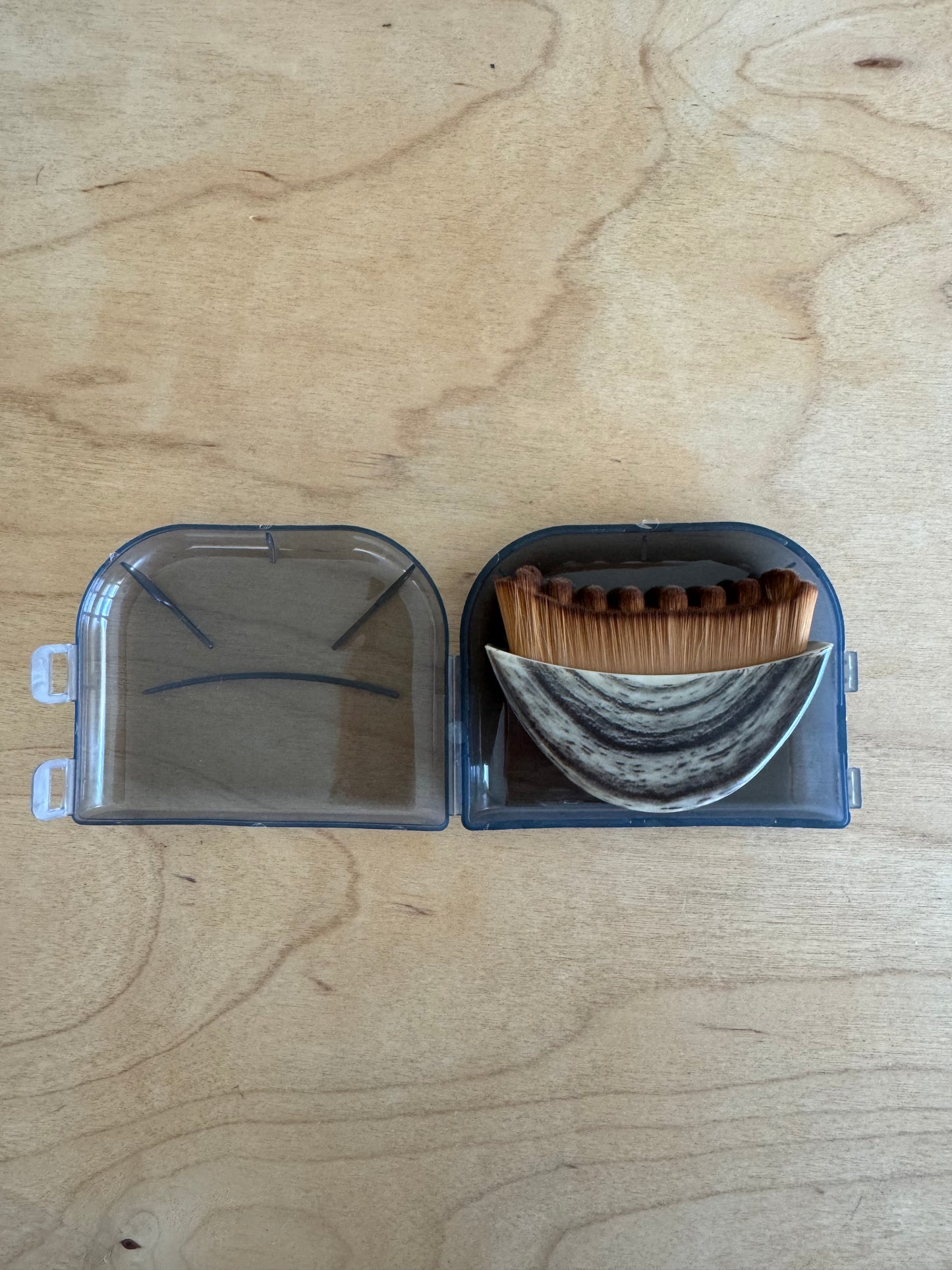 “Snatchral” face sculpting brush