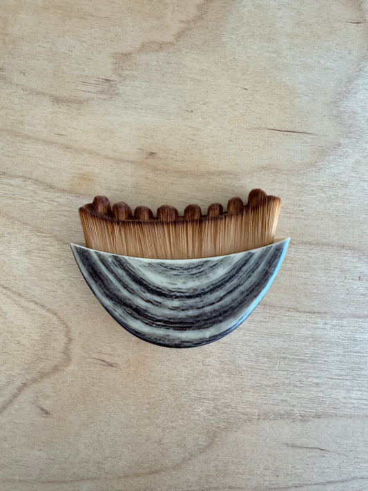 “Snatchral” face sculpting brush